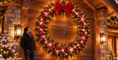 Coroniță luminoasa mare brad de exterior decorată 2 m diametru pentru fațadă clădire, decor Crăciun hotel primărie mall restaurant, coronițe brad Crăciun gigant
