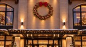 Coroniță luminoasa mare brad de exterior decorată 2 m diametru pentru fațadă clădire, decor Crăciun hotel primărie mall restaurant, coronițe brad Crăciun gigant
