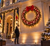 Coroniță luminoasa mare brad de exterior decorată 2 m diametru pentru fațadă clădire, decor Crăciun hotel primărie mall restaurant, coronițe brad Crăciun gigant