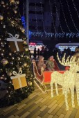 Inchiriere pachete iluminat festiv Craciun decoratiuni luminoase exterior, sani cu reni, brazi luminosi, de carosabil